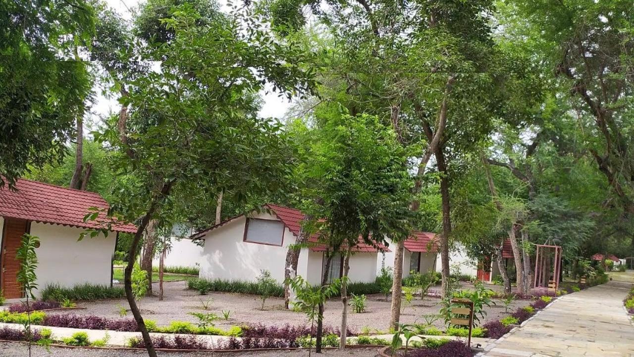 Aranya Vilas - A Nature Resort Udajpur Exteriér fotografie